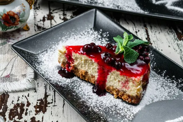 Läcker Cheesecake Med Bärsylt Tallriken Trä Bakgrund Sötsaker Dessert Och Stockfoto