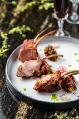 Tomahawk bifteği kemiğin üstünde, tabakta sos mermer zemin üzerinde. Sıcak Et Tabakları, üst görünüm, seçici odak