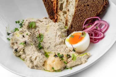 Mantarlı lezzetli et ezmesi, yumurta, ızgara tost ve beyaz arka planda izole edilmiş tabakta soğan halkaları. Aperatifler ve aperatifler, yakın çekim, üst manzara