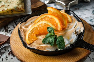 Portakal dilimli krema ve kırsal arka planda naneli tava. Tatlılar, tatlı ve pasta, üst manzara