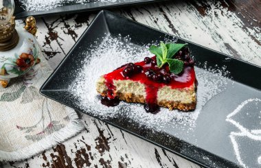 Ahşap zemin üzerinde böğürtlen reçeli ile nefis peynirli kek. Tatlılar, tatlı ve pasta, üst manzara