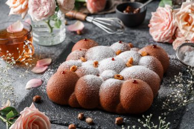 Şekerli kremalı kek ve fındıklı fındıklı çay ve çiçek. Tatlılar, tatlı ve pasta, üst manzara