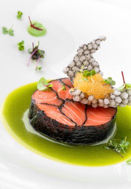 Balık bifteği somon balığı, havyar ve beyaz arka planda izole edilmiş tabakta sos. Deniz ürünleri, yakın çekim, üst manzara.