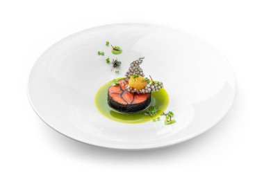 Balık bifteği somon balığı, havyar ve beyaz arka planda izole edilmiş tabakta sos. Deniz ürünleri, yakın çekim, üst manzara.