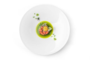 Balık bifteği somon balığı, havyar ve beyaz arka planda izole edilmiş tabakta sos. Deniz ürünleri, yakın çekim, üst manzara.