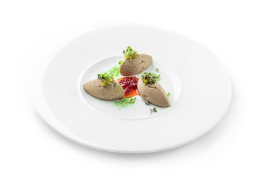 Beyaz arka planda izole edilmiş bir tabakta taze mikro yeşillik ile etli kaz ciğeri. Sağlıklı yemek, üst manzara, yakın çekim.