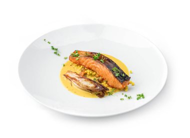 Sarı mercimek soslu ızgara somon bifteği ve beyaz arka planda izole edilmiş tabakta kızarmış sebze. Sağlıklı deniz ürünleri, manzaralı.