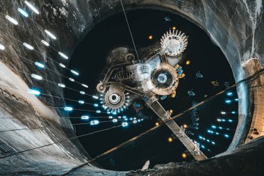 Salina Turda 'daki yeraltı parkı tuz madeni, Turda City, Romanya. Popüler turizm merkezi. Üst görünüm