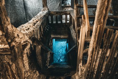 Romanya 'nın Turda kentindeki Salina Turda' daki eski tuz madeni tünelinde merdivenler. Popüler turizm merkezi