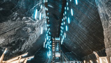 Salina Turda 'daki yeraltı parkı tuz madeni. Popüler turizm merkezi. Turda Şehri, Romanya, 19 Şubat 2020