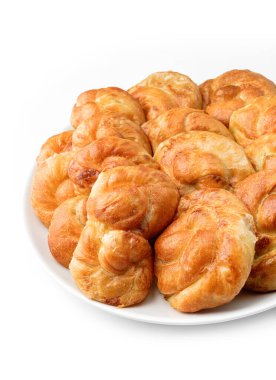 Beyaz arka planda izole edilmiş taze ekmek somunları veya süzme peynirli çörekler. Pasta ve ekmek, üst manzara, kapat.