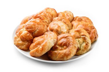 Beyaz arka planda izole edilmiş taze ekmek somunları veya süzme peynirli çörekler. Pasta ve ekmek, üst manzara, kapat.