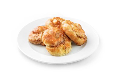 Beyaz arka planda izole edilmiş taze ekmek somunları veya süzme peynirli çörekler. Pasta ve ekmek, üst manzara, kapat.