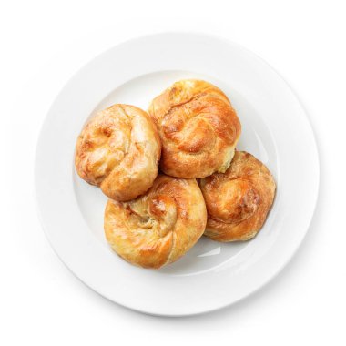 Beyaz arka planda izole edilmiş taze ekmek somunları veya süzme peynirli çörekler. Pasta ve ekmek, üst manzara, kapat.