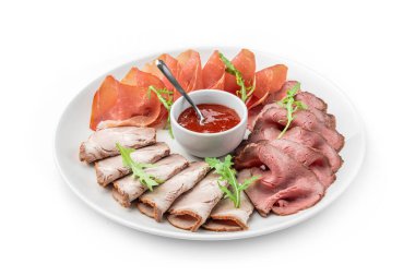 Antipasto tabağı soğuk et, prosciutto, jambon, kurutulmuş et, salam ve sos beyaz arka planda izole edilmiş. Et çerezi. Üst görünüm, kapat