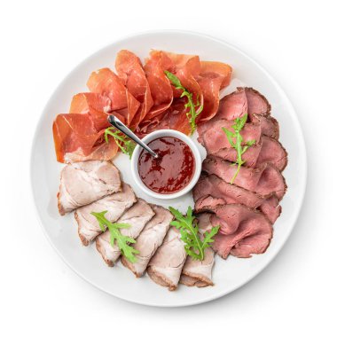 Antipasto tabağı soğuk et, prosciutto, jambon, kurutulmuş et, salam ve sos beyaz arka planda izole edilmiş. Et çerezi. Üst görünüm, kapat