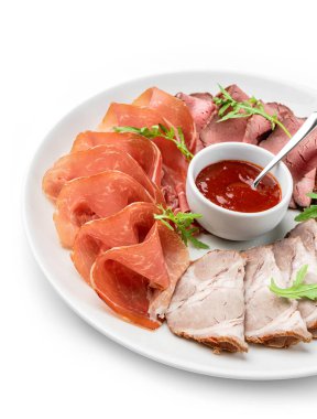 Antipasto tabağı soğuk et, prosciutto, jambon, kurutulmuş et, salam ve sos beyaz arka planda izole edilmiş. Et çerezi. Üst görünüm, kapat