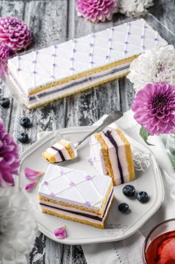 Böğürtlenli ve menekşeli kremalı kremalı meyveli kek. Tatlılar, tatlı ve pasta, üst manzara