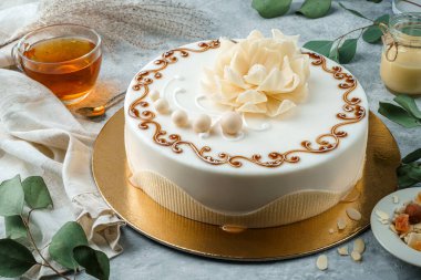 Çiçek kremalı ve fındıklı beyaz çikolatalı pasta. Tatlılar, tatlı ve pasta bayram için, üst manzara, kapat