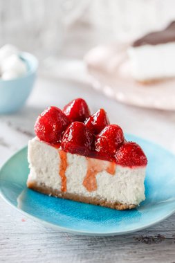 Çilekli cheesecake ve hafif ahşap arka planda reçel. Tatlılar, tatlı ve pasta, yaklaşın.