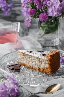 İçinde haşhaş tohumu olan lezzetli bir kek ve peçeteli ve çiçekli bir tabak çikolata. Tatlılar, tatlı ve pasta, üst manzara, kapat.