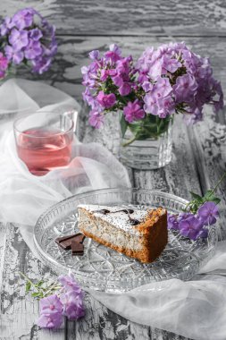 İçinde haşhaş tohumu olan lezzetli bir kek ve peçeteli ve çiçekli bir tabak çikolata. Tatlılar, tatlı ve pasta, üst manzara, kapat.