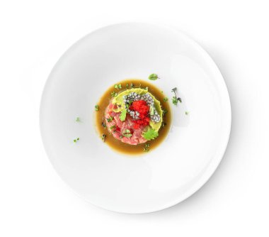 Ton balığı, avokado ve kırmızı havyarlı tart. Beyaz arka planda izole edilmiş tabaklarda mikroyeşillikler var. Balık ve deniz ürünleri, yakın çekim, üst manzara.