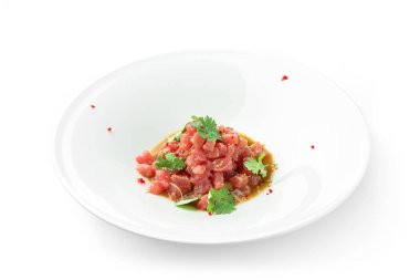 Ton balıklı tart, avokado ve sosla süslenmiş kişniş tabakta beyaz arka planda. Balık ve deniz ürünleri, yakın çekim, üst manzara.