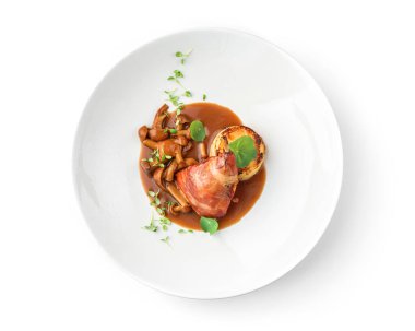 Pişmiş tavşan bacağı, sebze püresi ve beyaz arka planda izole edilmiş tabakta mantarlar. Et tabakları, üst manzara, kapatın.