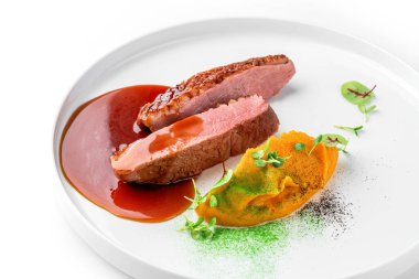 Izgara biftek ya da ızgara sığır eti madalyonu, sebze püresi ve sosla birlikte beyaz arka planda izole edilmiş tabak. Et tabakları, üst manzara, kapatın.