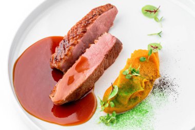 Izgara biftek ya da ızgara sığır eti madalyonu, sebze püresi ve sosla birlikte beyaz arka planda izole edilmiş tabak. Et tabakları, üst manzara, kapatın.