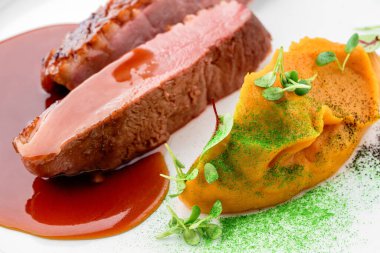 Izgara biftek ya da ızgara sığır eti madalyonu, sebze püresi ve sosla birlikte beyaz arka planda izole edilmiş tabak. Et tabakları, üst manzara, kapatın.