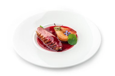 Izgara biftek ya da ızgara biftek madalyonu. Beyaz arka planda izole edilmiş fırında armut ve sosla birlikte. Et tabakları, üst manzara, kapatın.