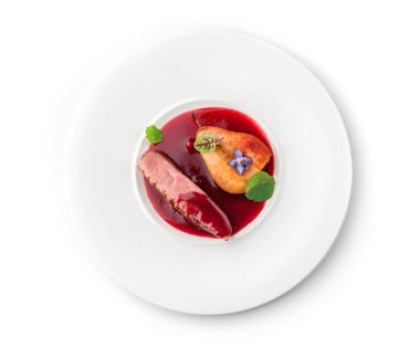 Izgara biftek ya da ızgara biftek madalyonu. Beyaz arka planda izole edilmiş fırında armut ve sosla birlikte. Et tabakları, üst manzara, kapatın.