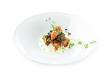 Dolma, lahana ruloları, beyaz arka planda izole edilmiş tabakta ekşi krema ile doldurulmuş üzüm yaprakları. Geleneksel yemekler, üst manzara, kapat