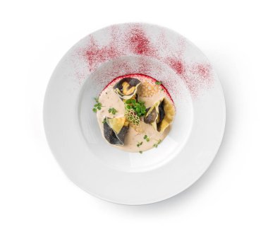 Beyaz arka planda izole edilmiş yeşilliklerle süslenmiş lezzetli ravioli. İtalyan yemekleri, üst manzara, kapat.