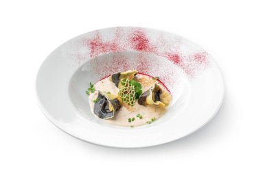 Beyaz arka planda izole edilmiş yeşilliklerle süslenmiş lezzetli ravioli. İtalyan yemekleri, üst manzara, kapat.