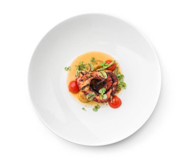 Beyaz arka planda izole edilmiş sebze ve soslu ızgara ahtapot. Sağlıklı yemek, üst manzara, yakın çekim.