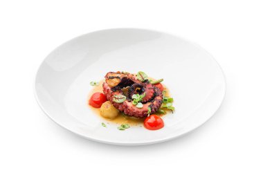 Beyaz arka planda izole edilmiş sebze ve soslu ızgara ahtapot. Sağlıklı yemek, üst manzara, yakın çekim.