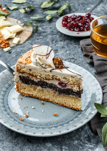 Bir parça kiraz ve kremalı bisküvi gri arka planda çiçekli. Tatlılar, tatlı ve pasta, ev yapımı kekler, yakın plan, seçici odaklanma