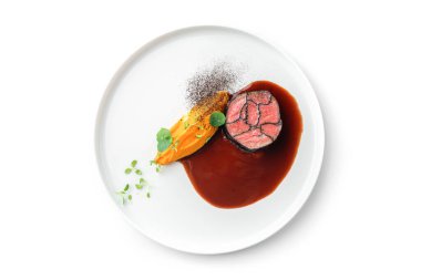 Soslu balık bifteği ve beyaz arka planda izole edilmiş sebze püresi. Deniz ürünleri, yakın çekim, üst manzara.