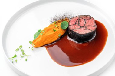 Soslu balık bifteği ve beyaz arka planda izole edilmiş sebze püresi. Deniz ürünleri, yakın çekim, üst manzara.