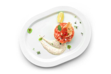 Somon balığı, avokado ve kırmızı havyarlı tart. Beyaz arka planda izole edilmiş tabakta mikroyeşillikler var. Balık ve deniz ürünleri, yakın çekim, üst manzara.