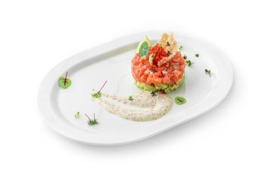 Somon balığı, avokado ve kırmızı havyarlı tart. Beyaz arka planda izole edilmiş tabakta mikroyeşillikler var. Balık ve deniz ürünleri, yakın çekim, üst manzara.