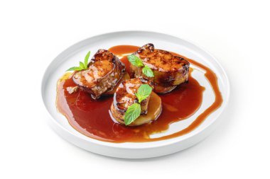 Izgara fileminyon biftek ya da soslu ızgara biftek madalyonu ve beyaz arka planda izole edilmiş tabakta sebze. Et tabakları, üst manzara, kapatın.