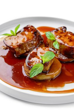 Izgara fileminyon biftek ya da soslu ızgara biftek madalyonu ve beyaz arka planda izole edilmiş tabakta sebze. Et tabakları, üst manzara, kapatın.