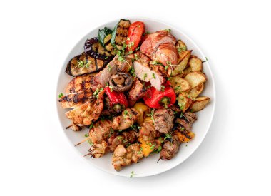 Beyaz arka planda izole edilmiş ızgara sebzeli ızgara et. Sıcak Et Tabakları, üst görünüm, kapat