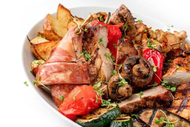 Beyaz arka planda izole edilmiş ızgara sebzeli ızgara et. Sıcak Et Tabakları, üst görünüm, kapat