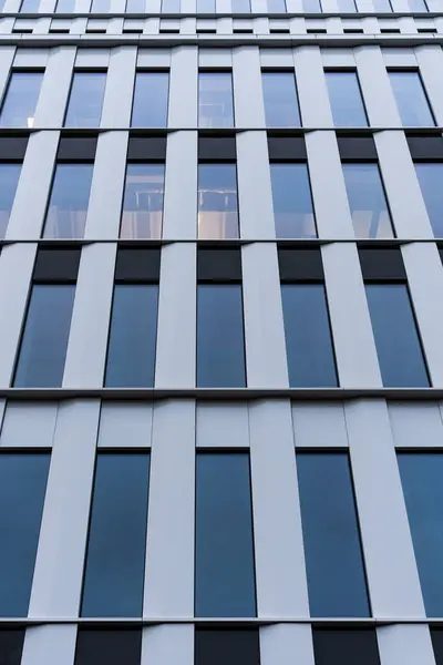 Karpat dağlarının üzerinde gün doğumu. Beton heykeli olan dağ zirvesi ve ön planda birkaç bank. Orman ve güzel canlı gökyüzü arkaplanda gün doğumunda.