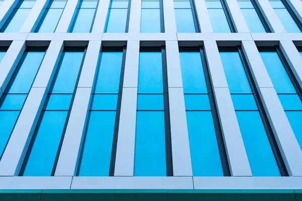 Karpat dağlarının üzerinde gün doğumu. Beton heykeli olan dağ zirvesi ve ön planda birkaç bank. Orman ve güzel canlı gökyüzü arkaplanda gün doğumunda.